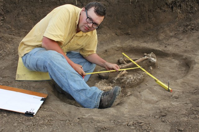 Нанесение погребения на общий план кургана, фиксация археологического материала