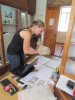 Приезд французского палеозоолога Летиции в августе 2017 г. - работа с фрагментом лопатки мамонта