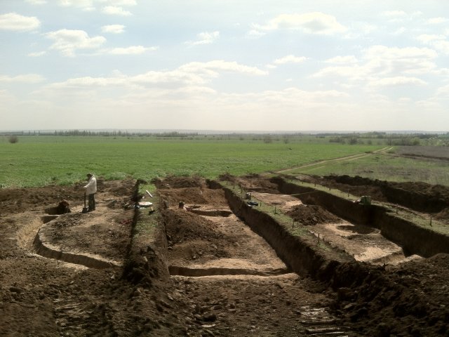 Раскопки-2018 (1 сезон, апрель-май). Панорамный вид кургана, где полностью виден ров курганного сооружения.