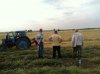 Раскопки 2018 (2 сезон, июль -август). Студент  и два археолога наблюдают за снятием травяного покрова перед началом полевых работ.