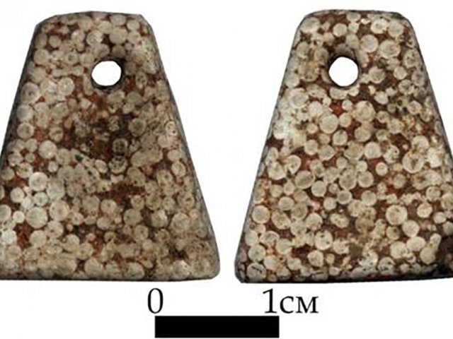 Каменная шлифованная подвеска из скифского ожерелья, курганы у с. Глиное, IV век до н.э.