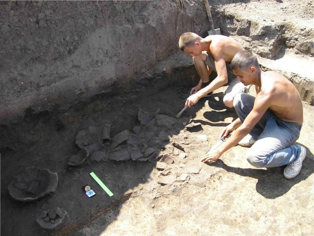Раскопки многослойного памятника Чобручи 2005 г.