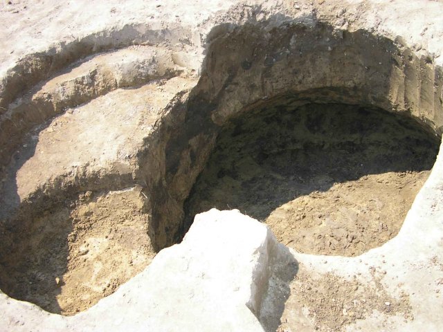 Раскопки 2005 г., многослойный памятник у с. Чобручи . Хозяйственные ямы.