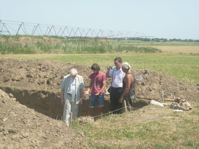 Московские студенты на раскопках в Приднестровье. Ректор университета С.И. Берил в 2012 г.