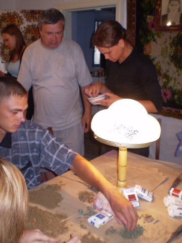  Начальник экспедиции Н.П. Тельнов  со студентами (ДАЭ-2009)  на полевой базе в с. Глиное, 2009 г.  